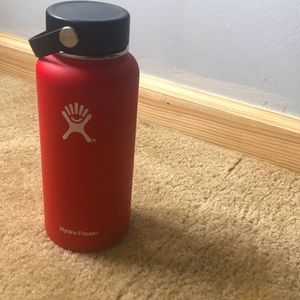red 32 oz hydroflask ‼️
